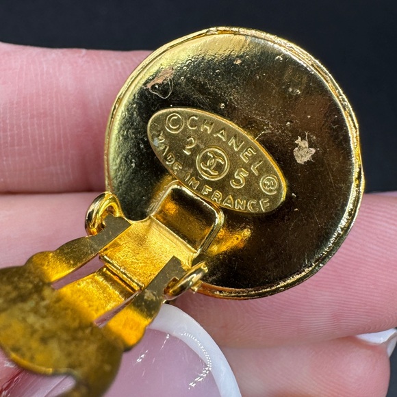 LOT 1466 24K gold plated CHANEL vintage runway earrings - Picture 16 of 17